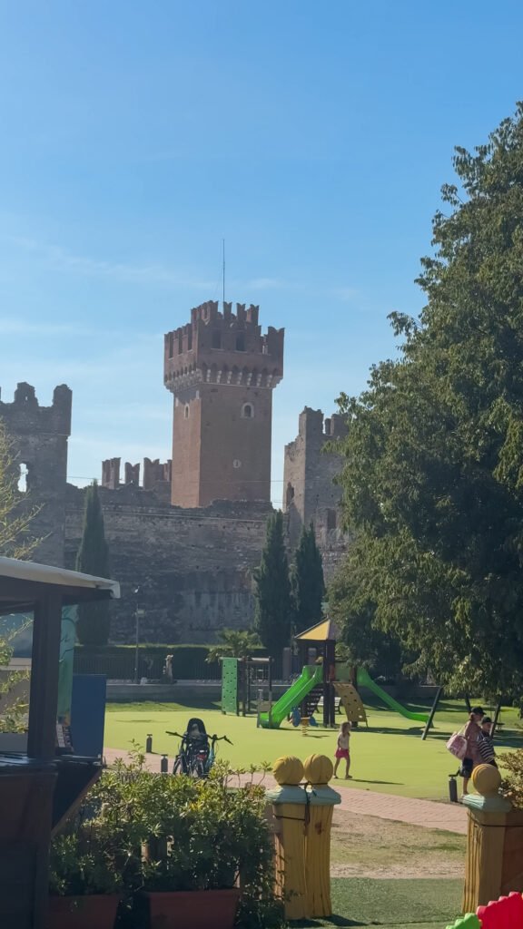 Parco giochi per bambini con il Castello di Lazise sullo sfondo