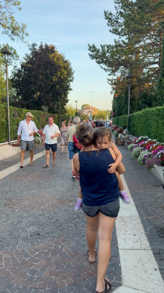 Mamma con bambina durante una passeggiata nel centro storico di Lazise