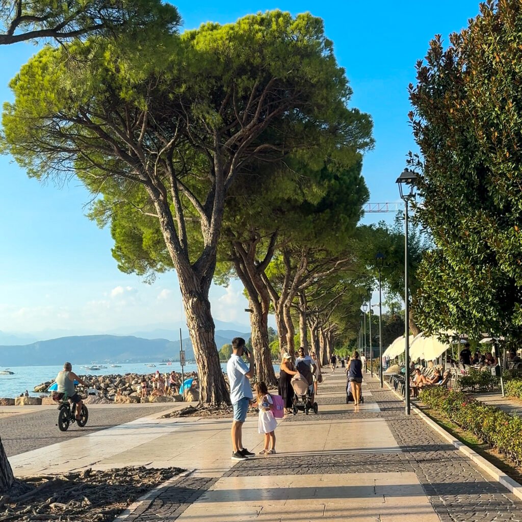 Passeggiata sul lungolago di Lazise percorribile con il passeggino