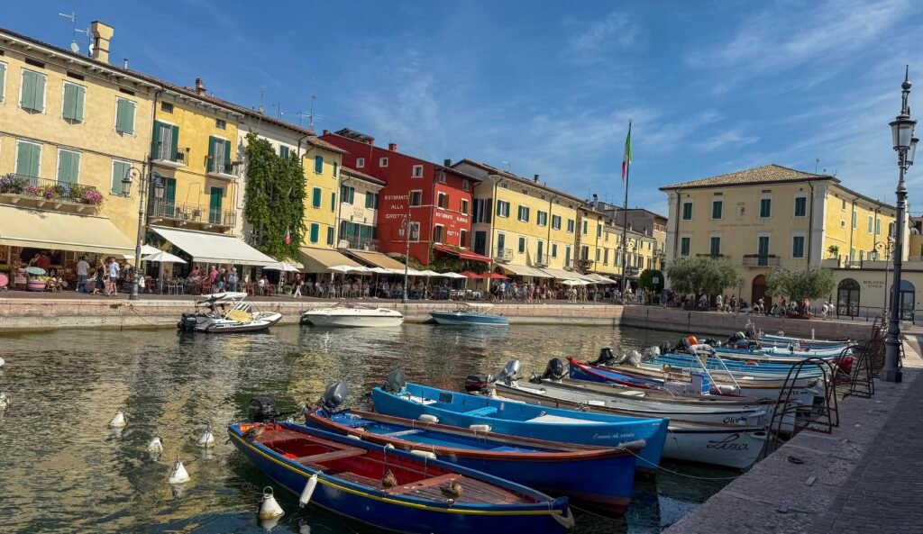 Porto di Lazise con le barche nel centro storico sul Lago di Garda